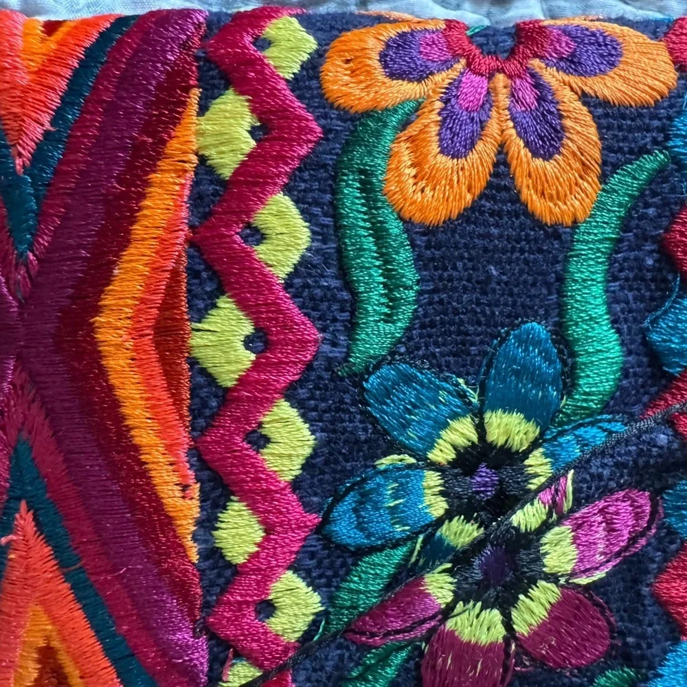 Fun, multicolor, vibrant purse, cross body. Snap closure in front!